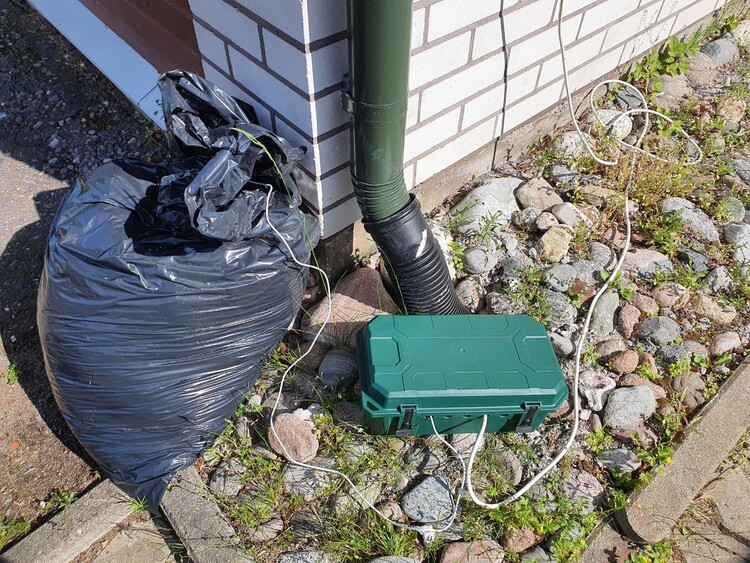 Hay bag with iSocket inside protection box exposed to the sun